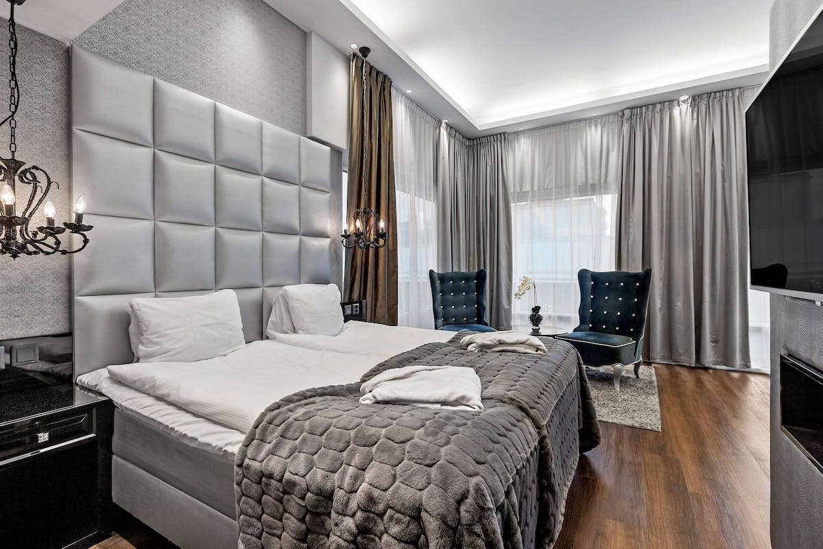 1 bedroom, in-room safe, blackout curtains, soundproofing