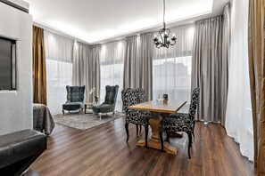 Zimmersafe, Verdunkelungsvorhänge, schallisolierte Zimmer