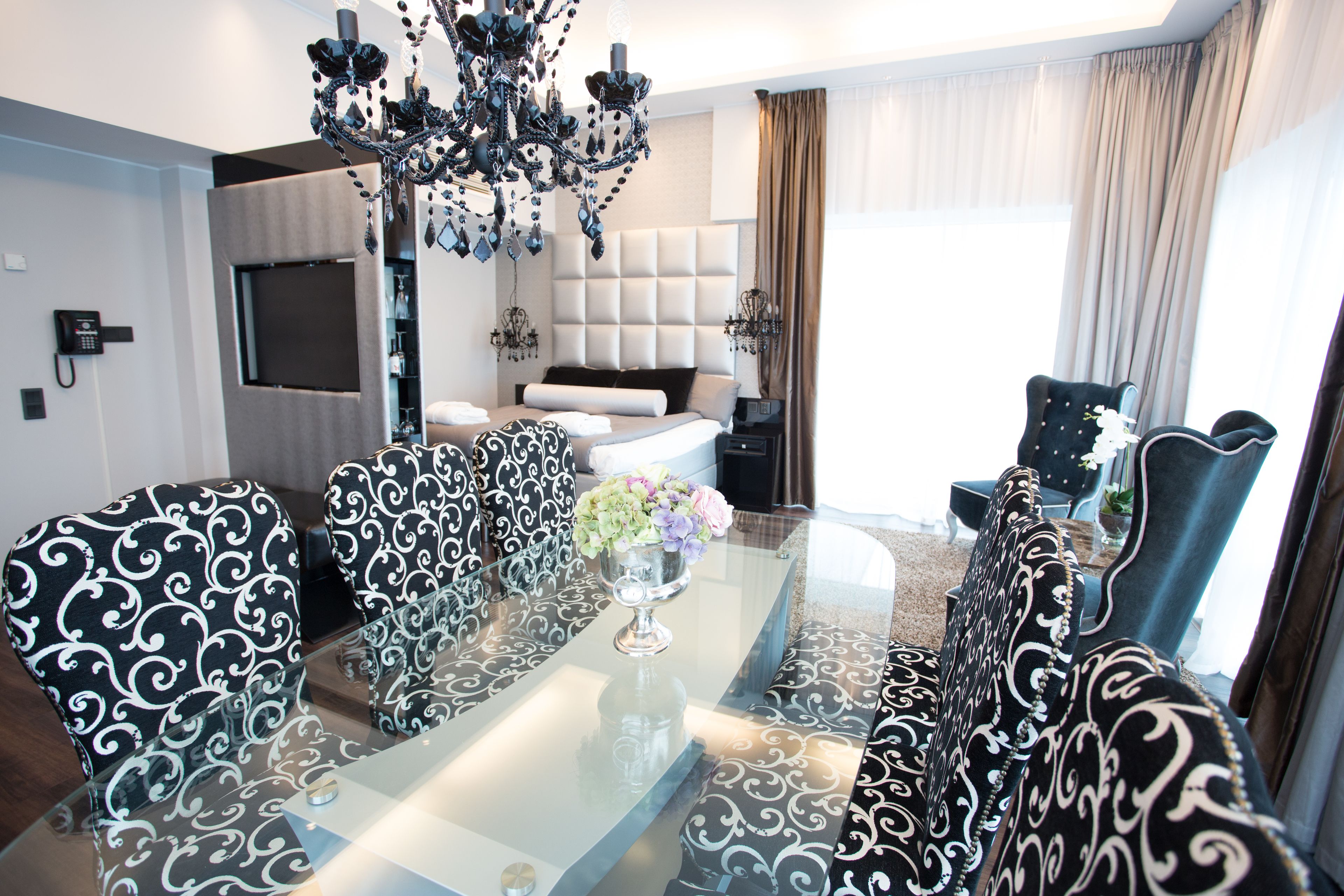 Suite, 1 très grand lit, non-fumeurs | Coffres-forts dans les chambres, rideaux occultants