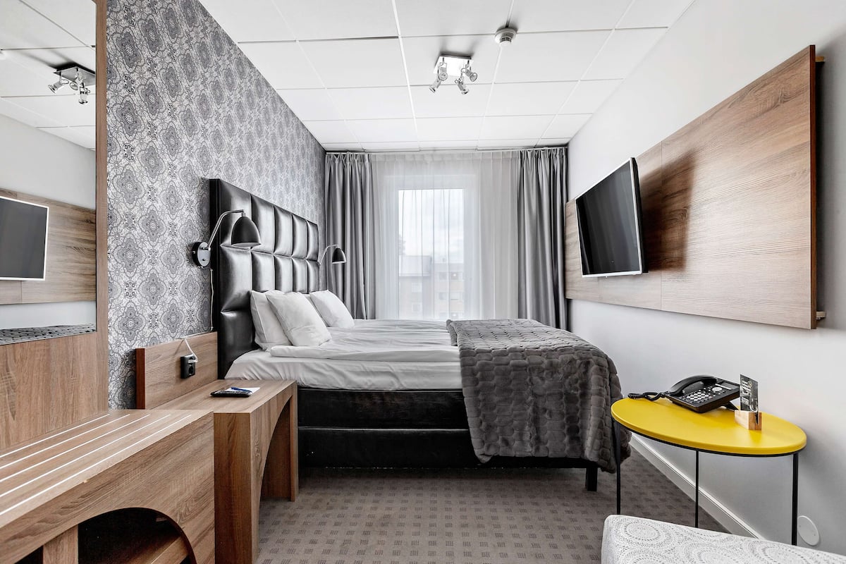 economy room, 2 single beds, non smoking | 1 bedroom, in-room safe, blackout curtains, soundproofing