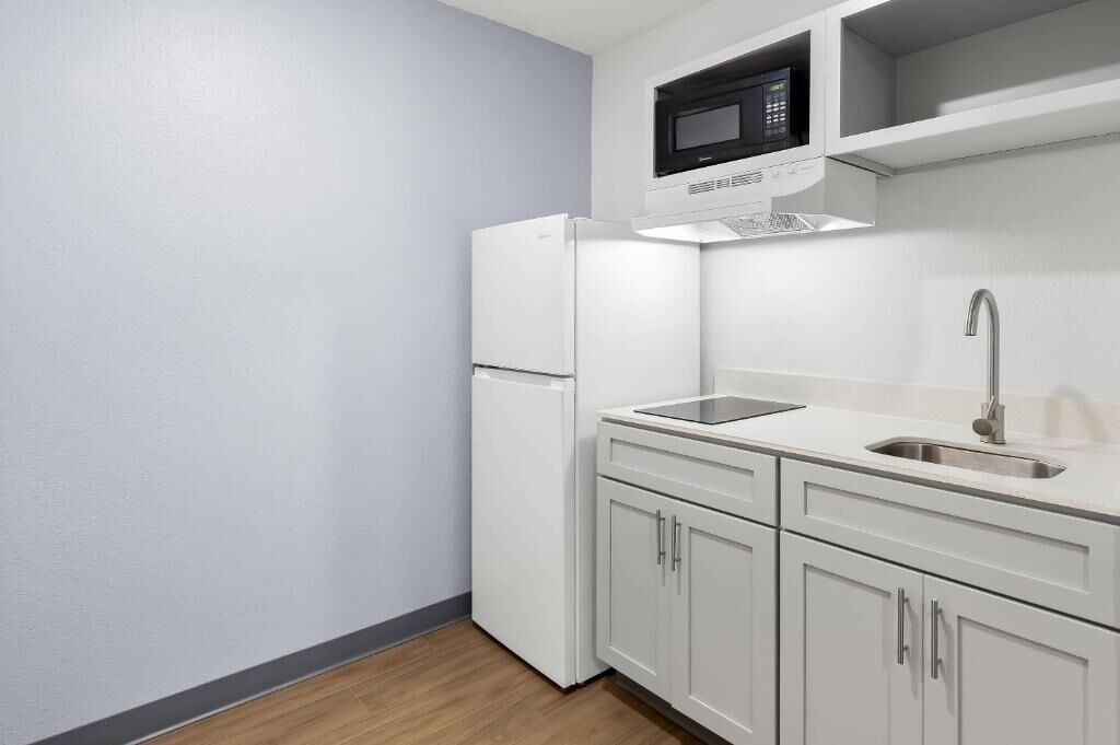 Refrigerador con freezer, microondas, placa de cocina, cafetera/tetera