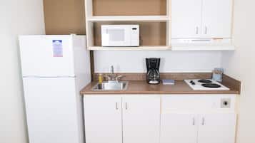 Refrigerador, microondas, placa de cocina, cafetera/tetera