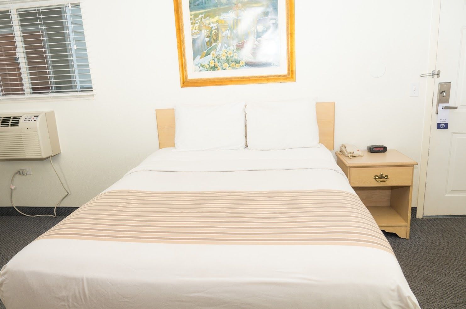 Standard Room, 1 Queen Bed, Non Smoking | Free WiFi, bed sheets