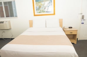 Standard Room, 1 Queen Bed, Non Smoking | Free WiFi, bed sheets
