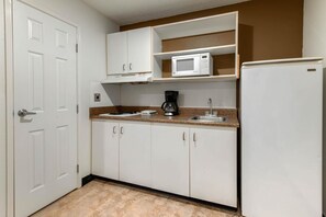 1 King Bed, Efficiency, Nonsmoking | Cocina privada | Frigorífico, microondas, placa de cocina y cafetera o tetera