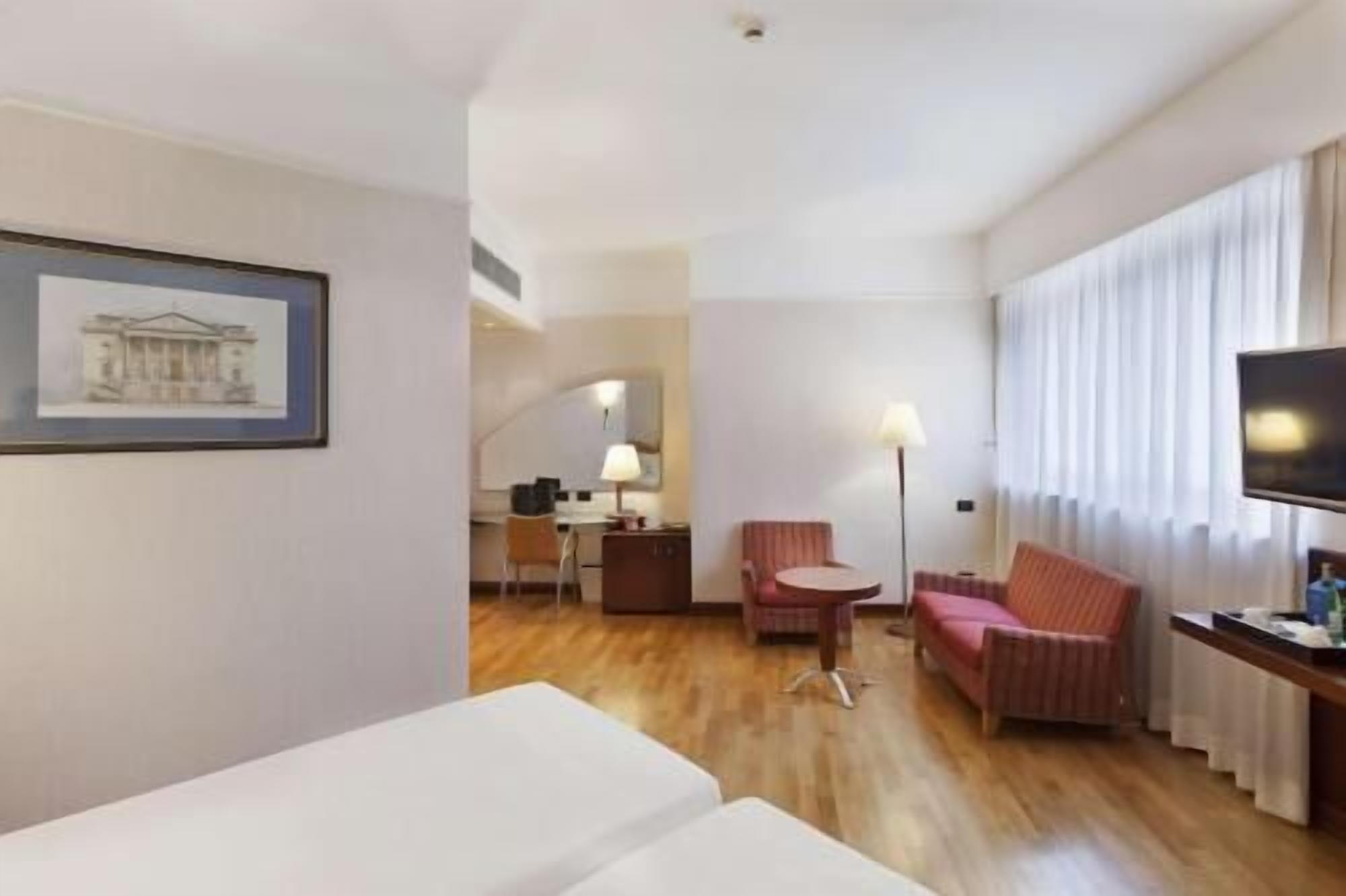 羽絨被、迷你吧、客房內保險箱、書桌