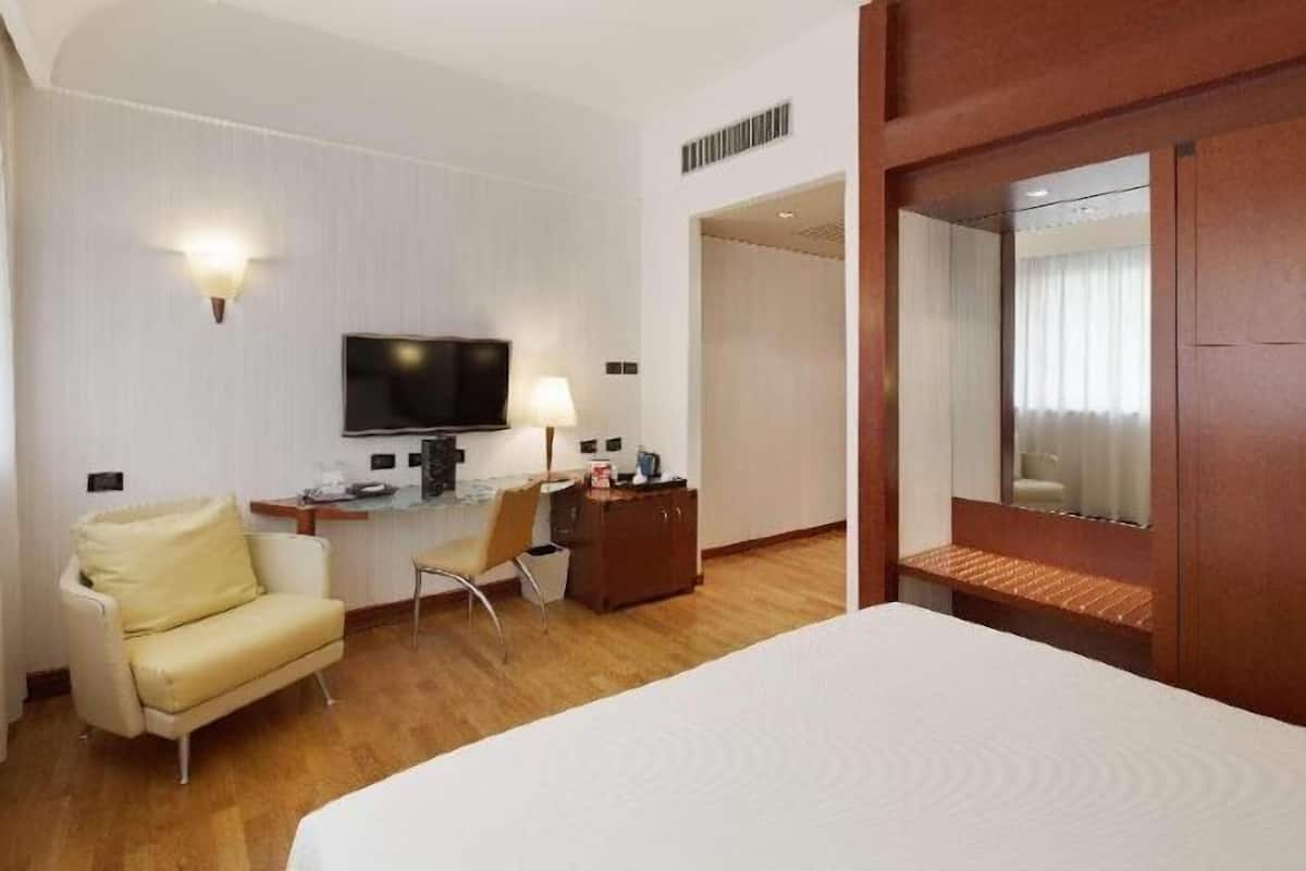 Dundyner, minibar, safe på rommet og skrivebord