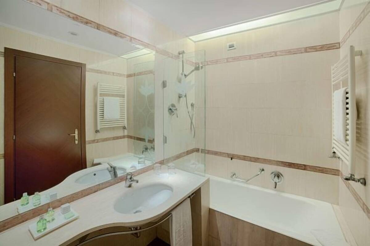Combined shower/tub, rainfall showerhead, eco-friendly toiletries