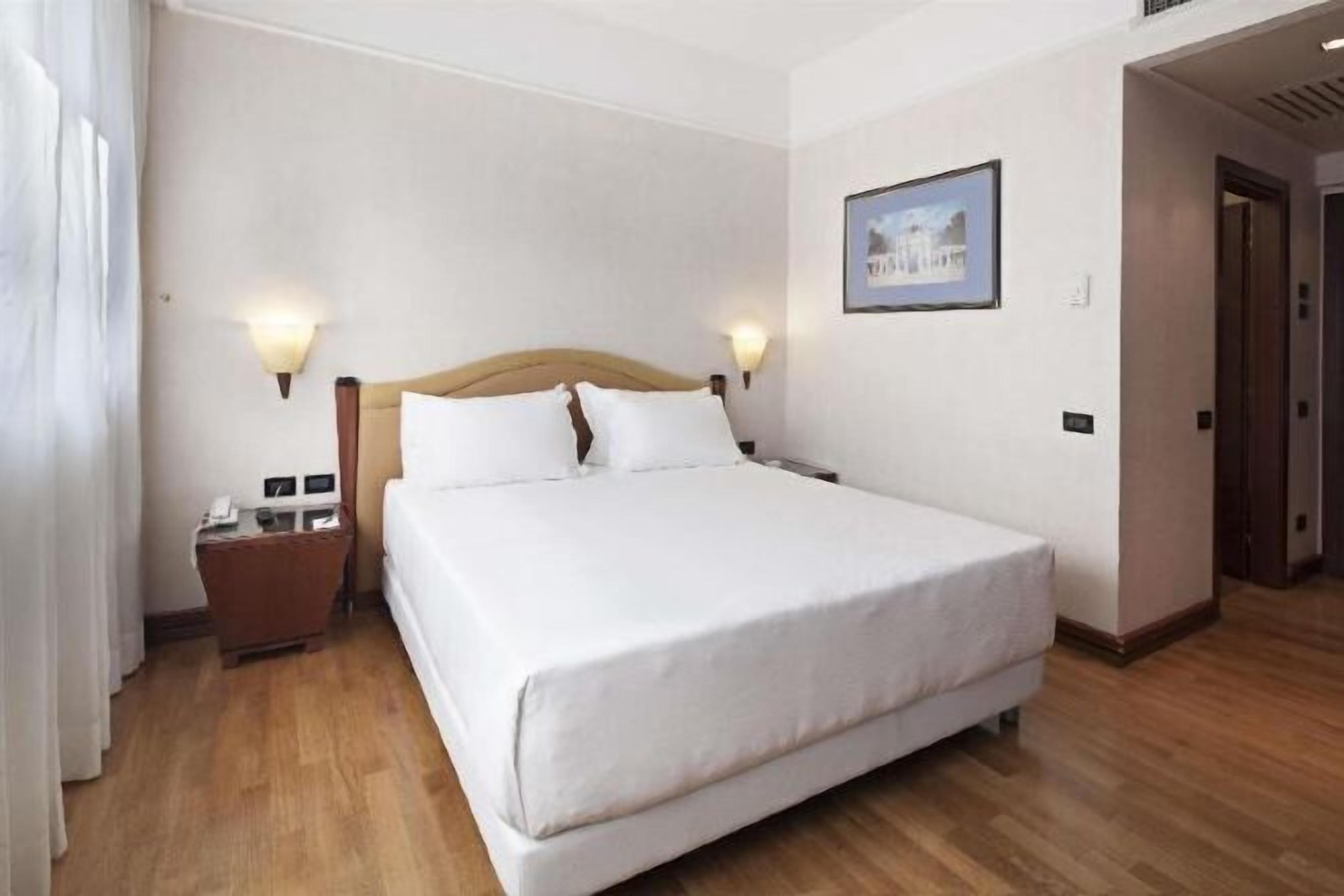 Dundyner, minibar, safe på rommet og skrivebord