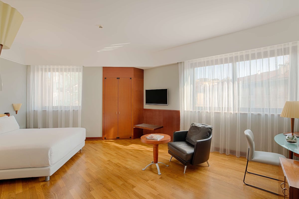 Down duvets, minibar, in-room safe, desk