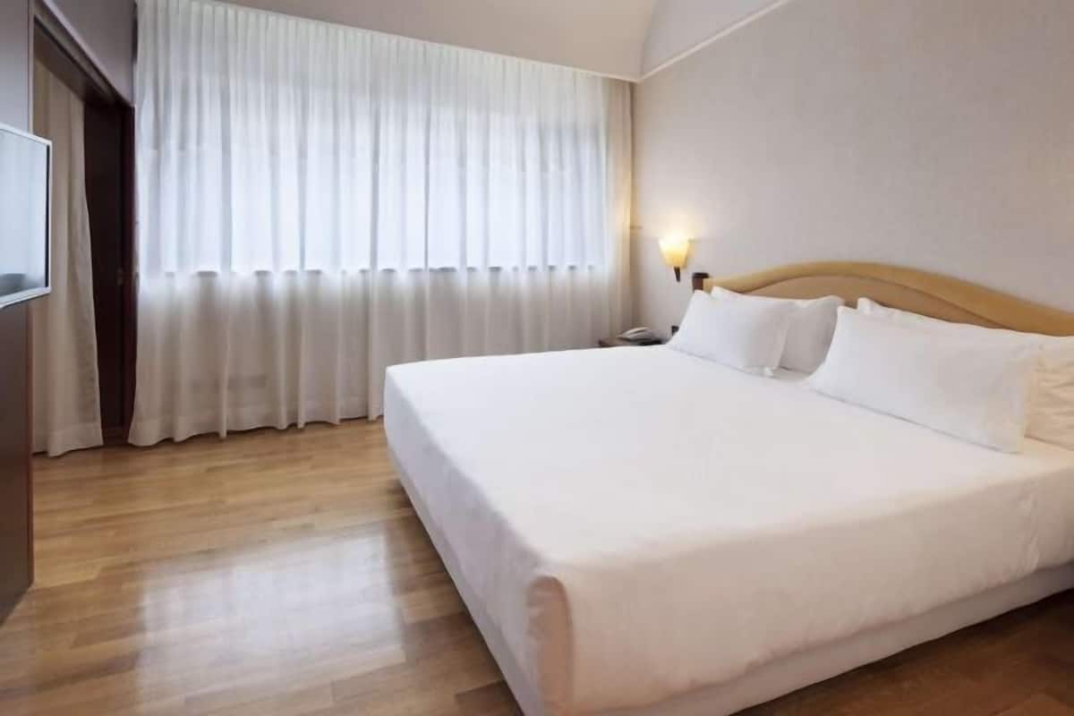 Couette en duvet d'oie, minibar, coffres-forts dans les chambres, bureau