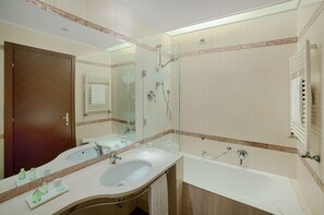 Combined shower/tub, rainfall showerhead, eco-friendly toiletries