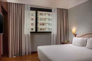 Copriletto in piuma, minibar, una cassaforte in camera, una scrivania