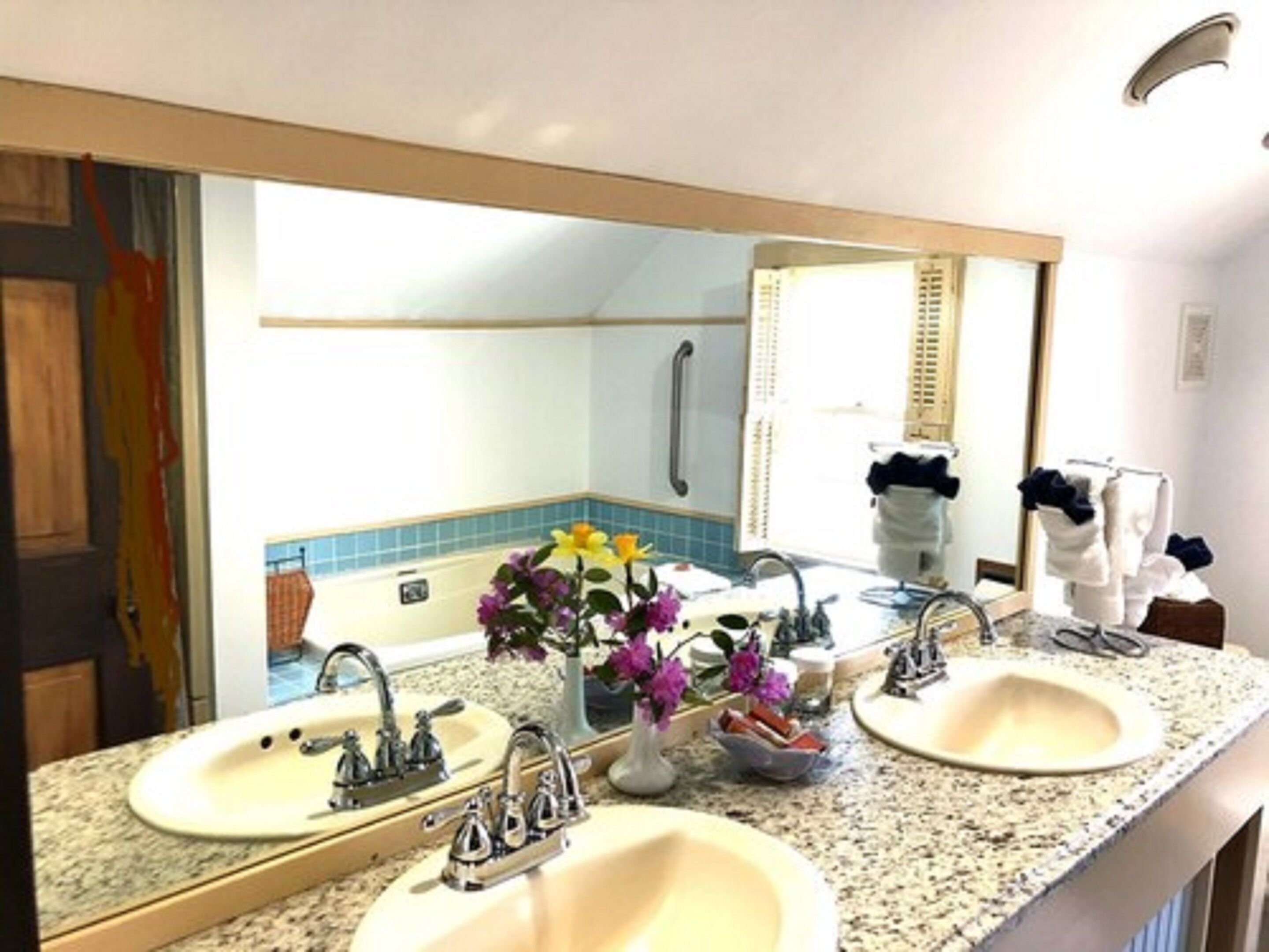 deluxe room | bathroom | combined shower/bathtub, free toiletries, hair dryer, bathrobes