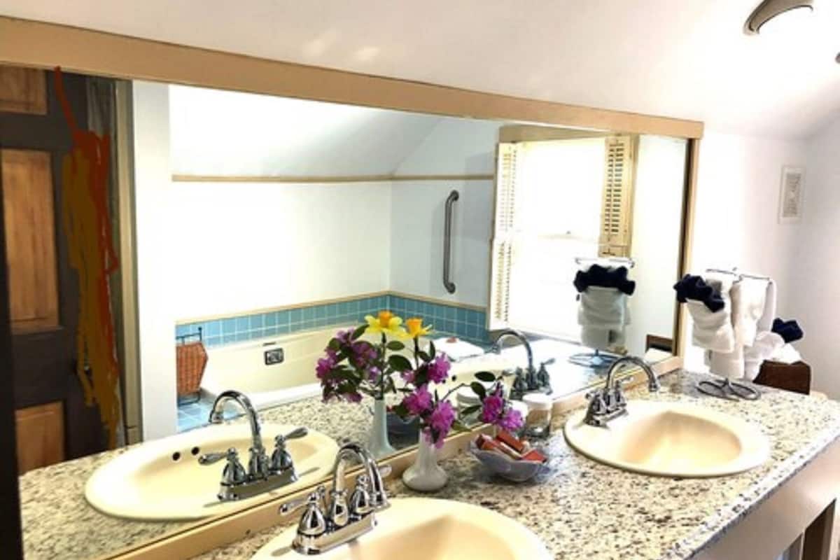 deluxe room | bathroom | combined shower/bathtub, free toiletries, hair dryer, bathrobes