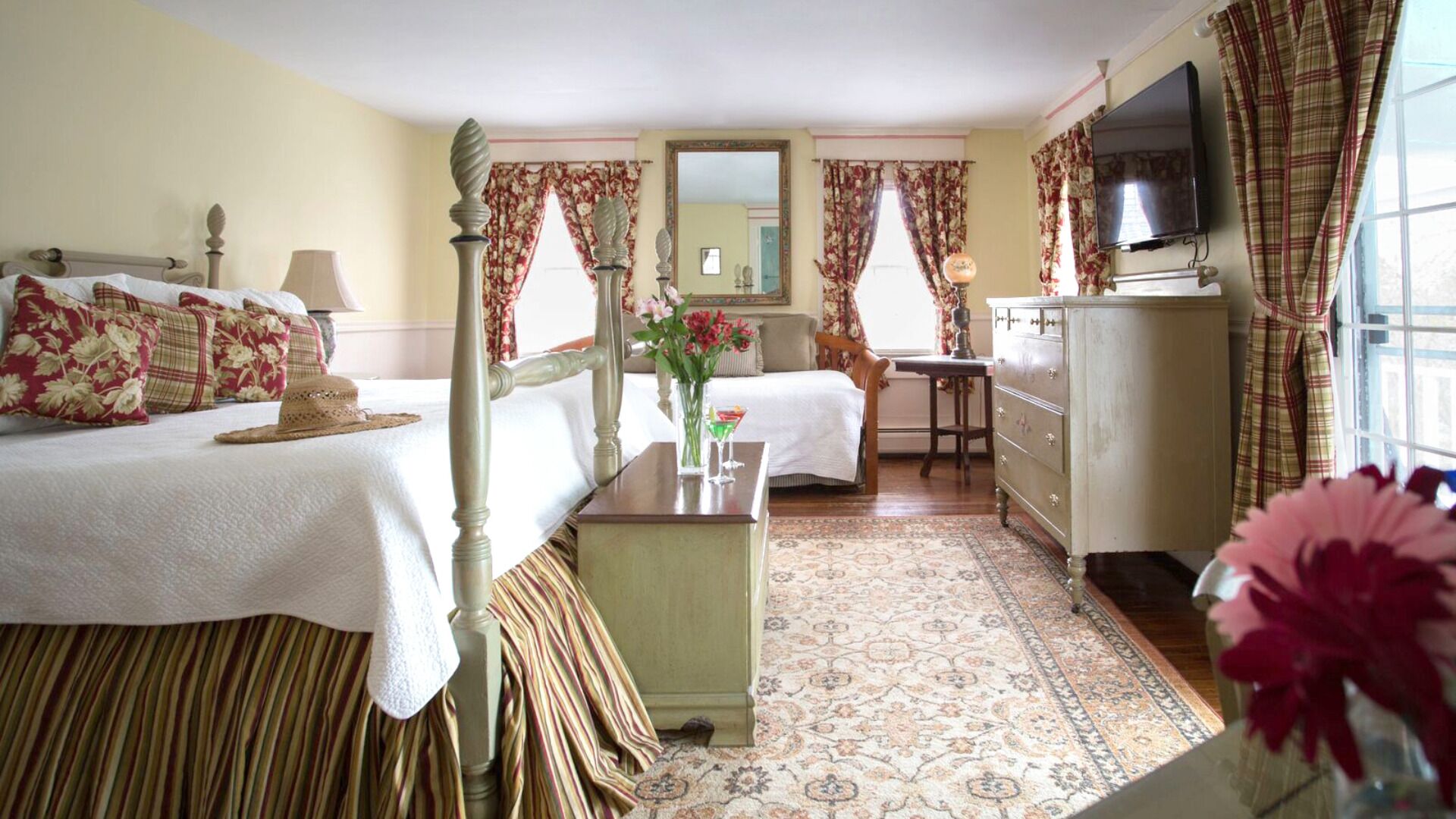 Balcony Corner King | Individually decorated, individually furnished, desk, free WiFi