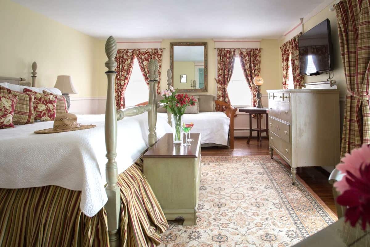 Balcony Corner King | Individually decorated, individually furnished, desk, free WiFi