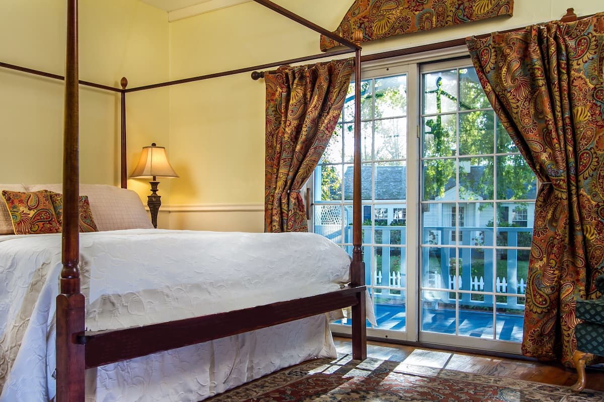 superior room, garden area | individually decorated, individually furnished, desk