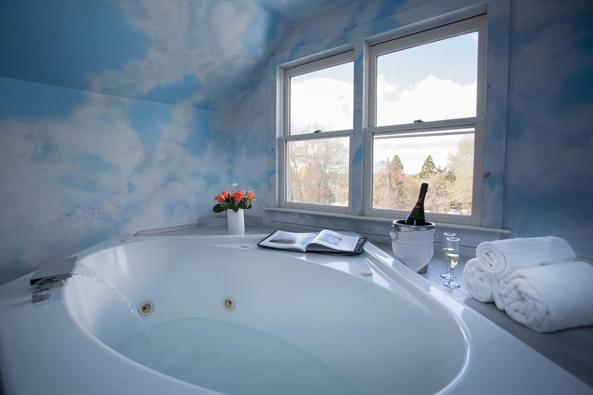 deluxe room | jetted bathtub