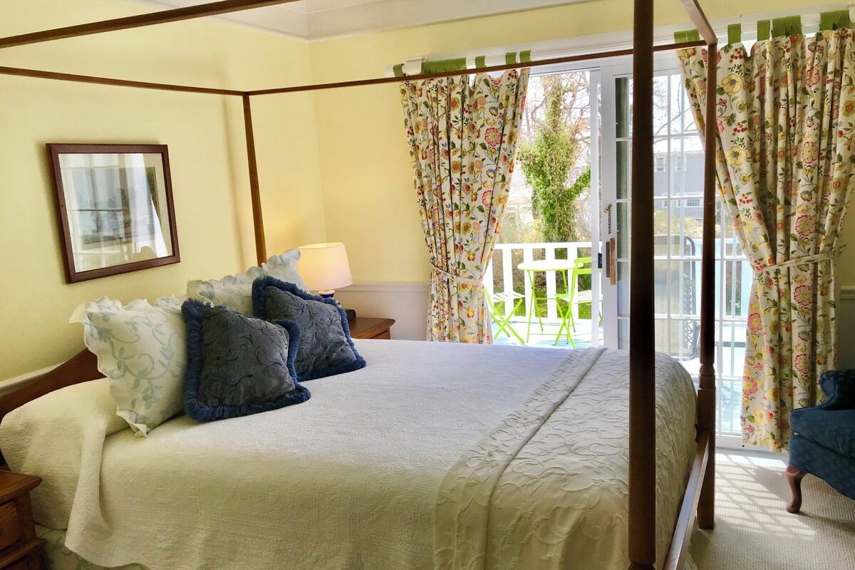 Individually decorated, individually furnished, desk, free WiFi