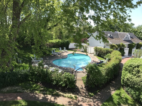 Piscine extérieure en saison, parasols, chaises longues