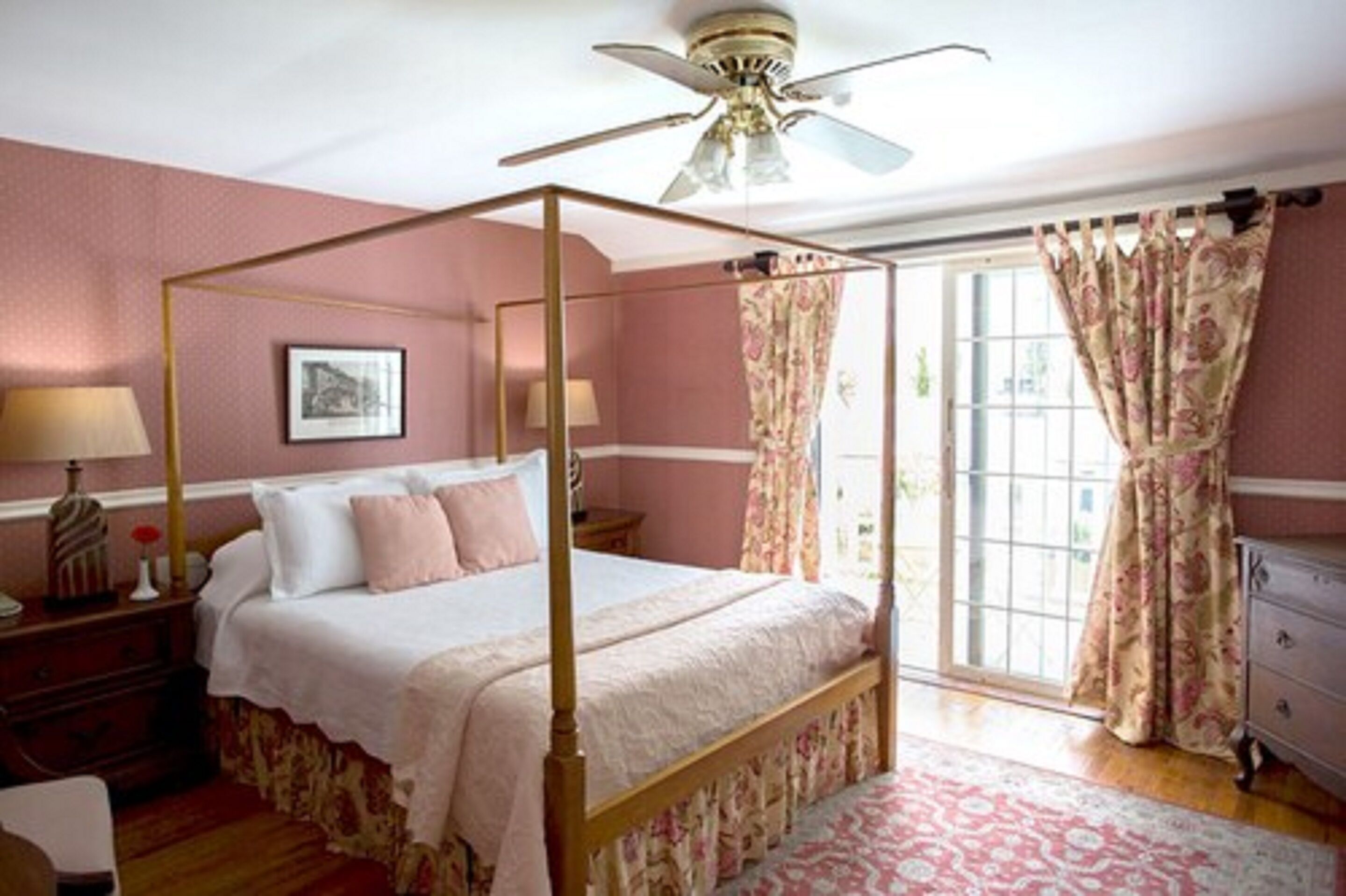 Individually decorated, individually furnished, desk, free WiFi