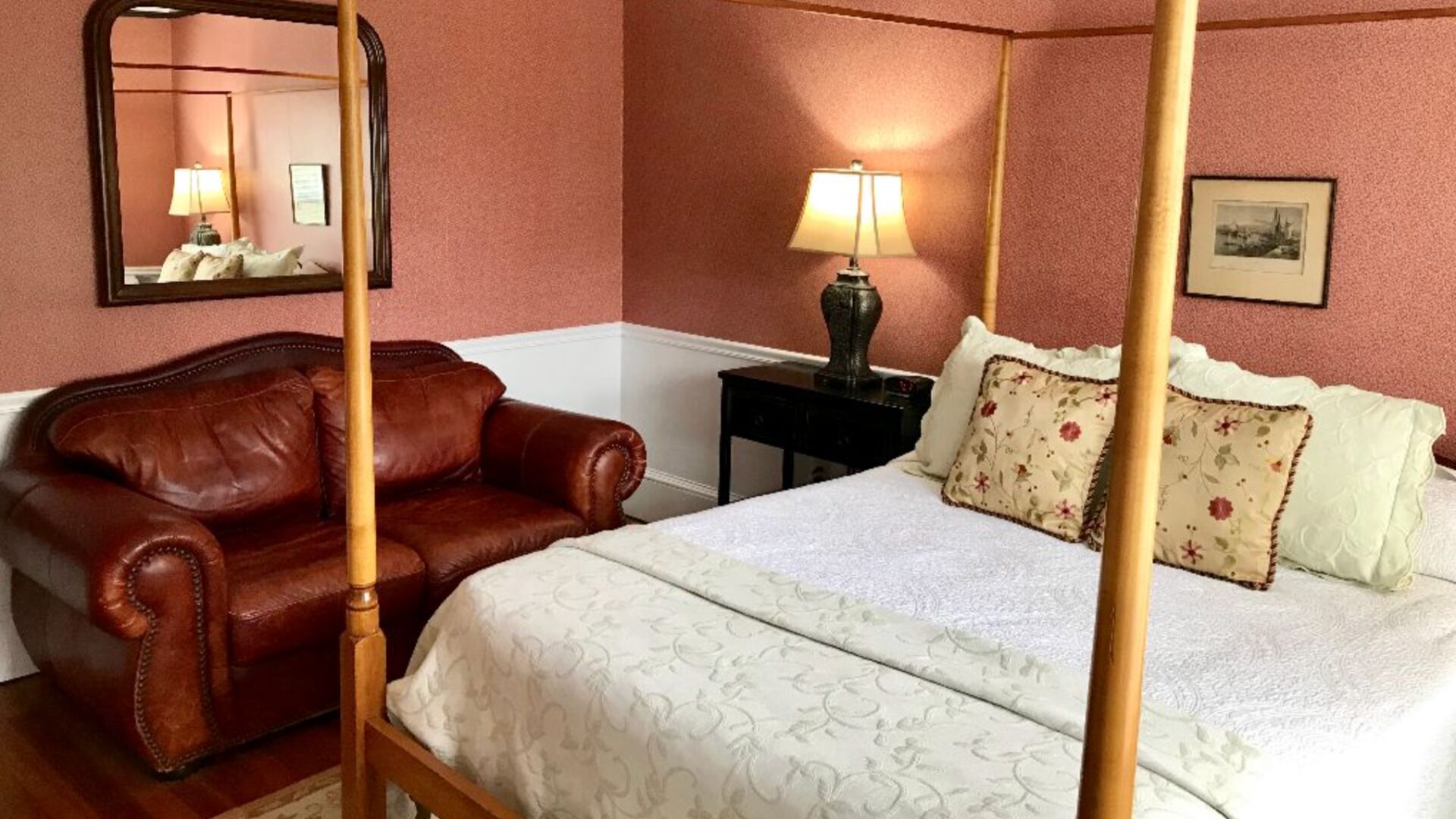 Village Queen | Individually decorated, individually furnished, desk, free WiFi