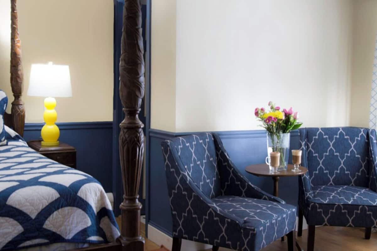 Cottage Jacuzzi King | Individually decorated, individually furnished, desk, free WiFi