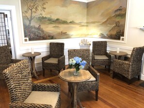 Lounge - Queen Anne Inn (Chatham)