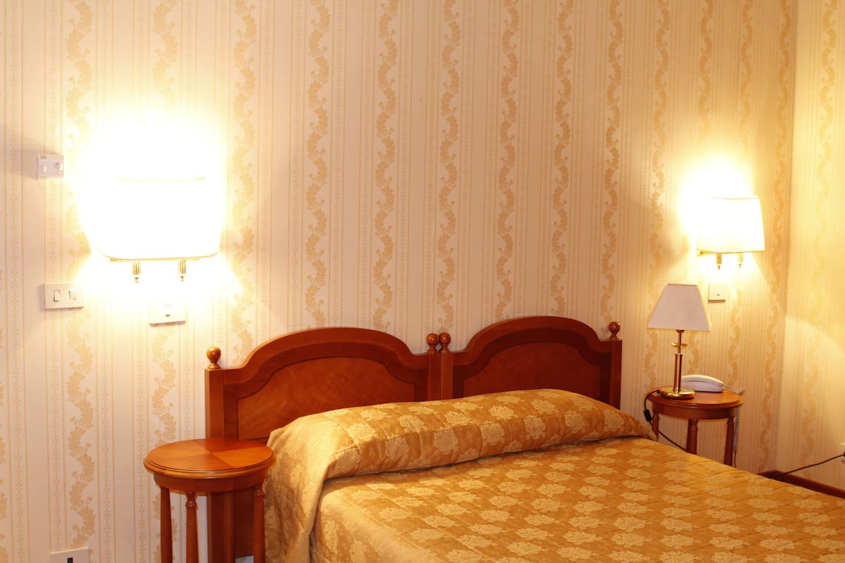 Single Room | Minibar, in-room safe, free cribs/infant beds, free WiFi