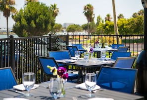 Petit déjeuner et dîner servis sur place