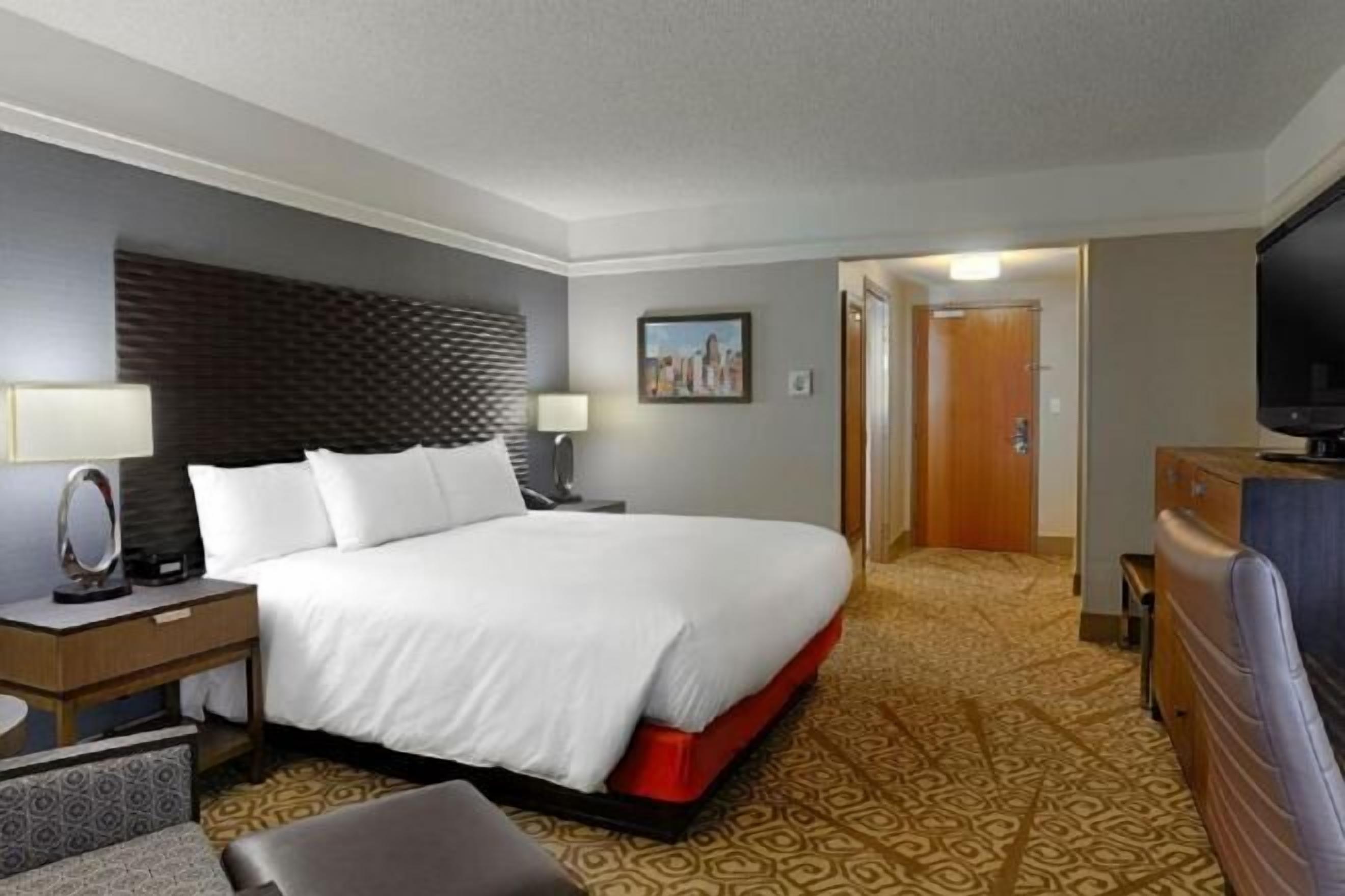 Tallelokero huoneessa, työpöytä, pimennysverhot, silitysrauta/-lauta