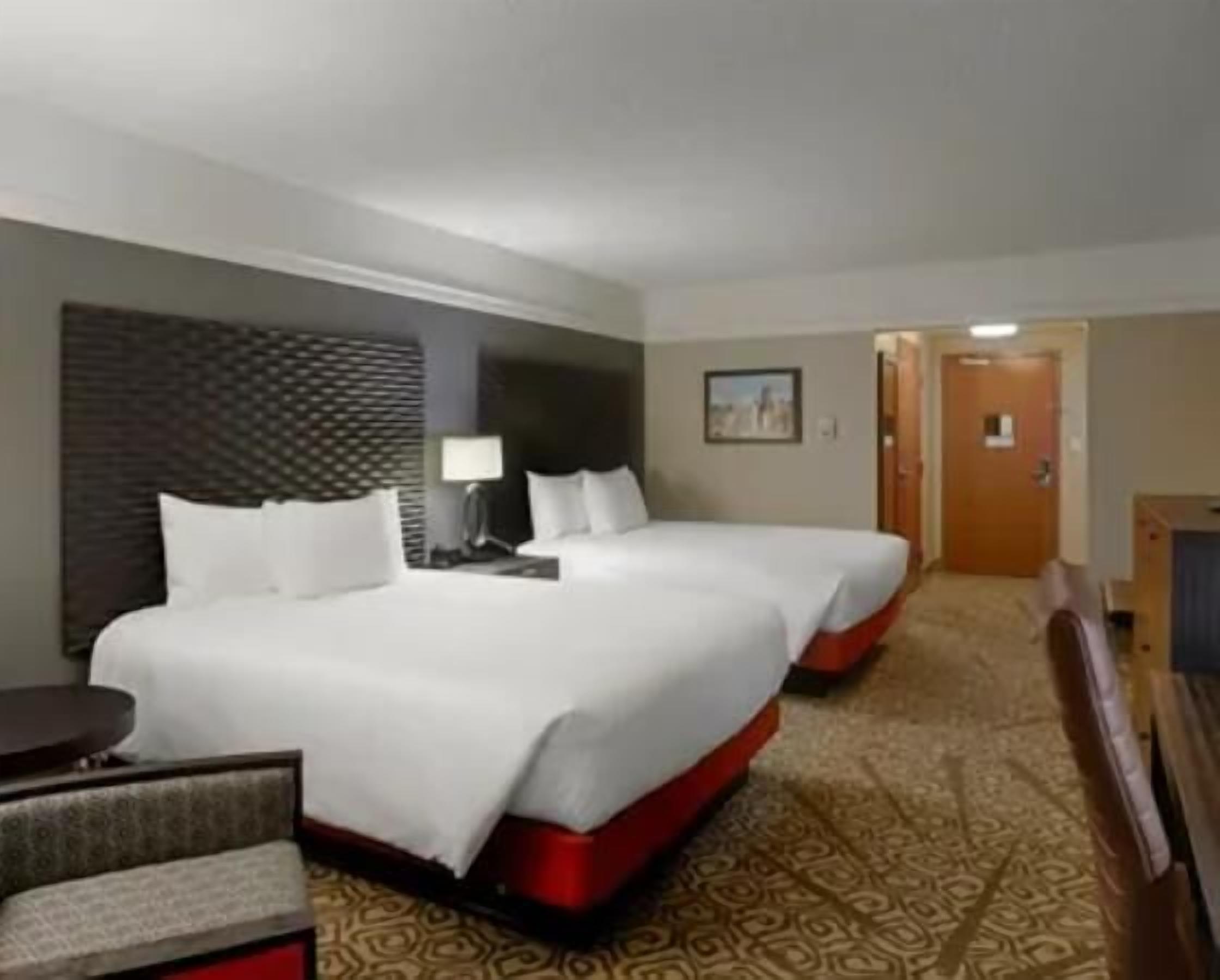 Tallelokero huoneessa, työpöytä, pimennysverhot, silitysrauta/-lauta