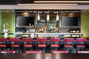Bar (on property) - DoubleTree by Hilton San Francisco Airport North Bayfront (Brisbane)