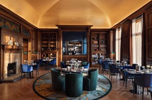 2 restaurants, breakfast served