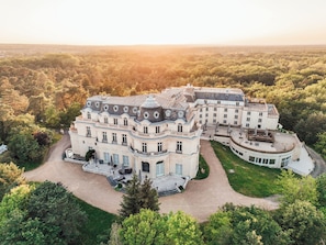 Front of property - InterContinental Chantilly Chateau Mont Royal by IHG (La Chapelle-en-Serval)