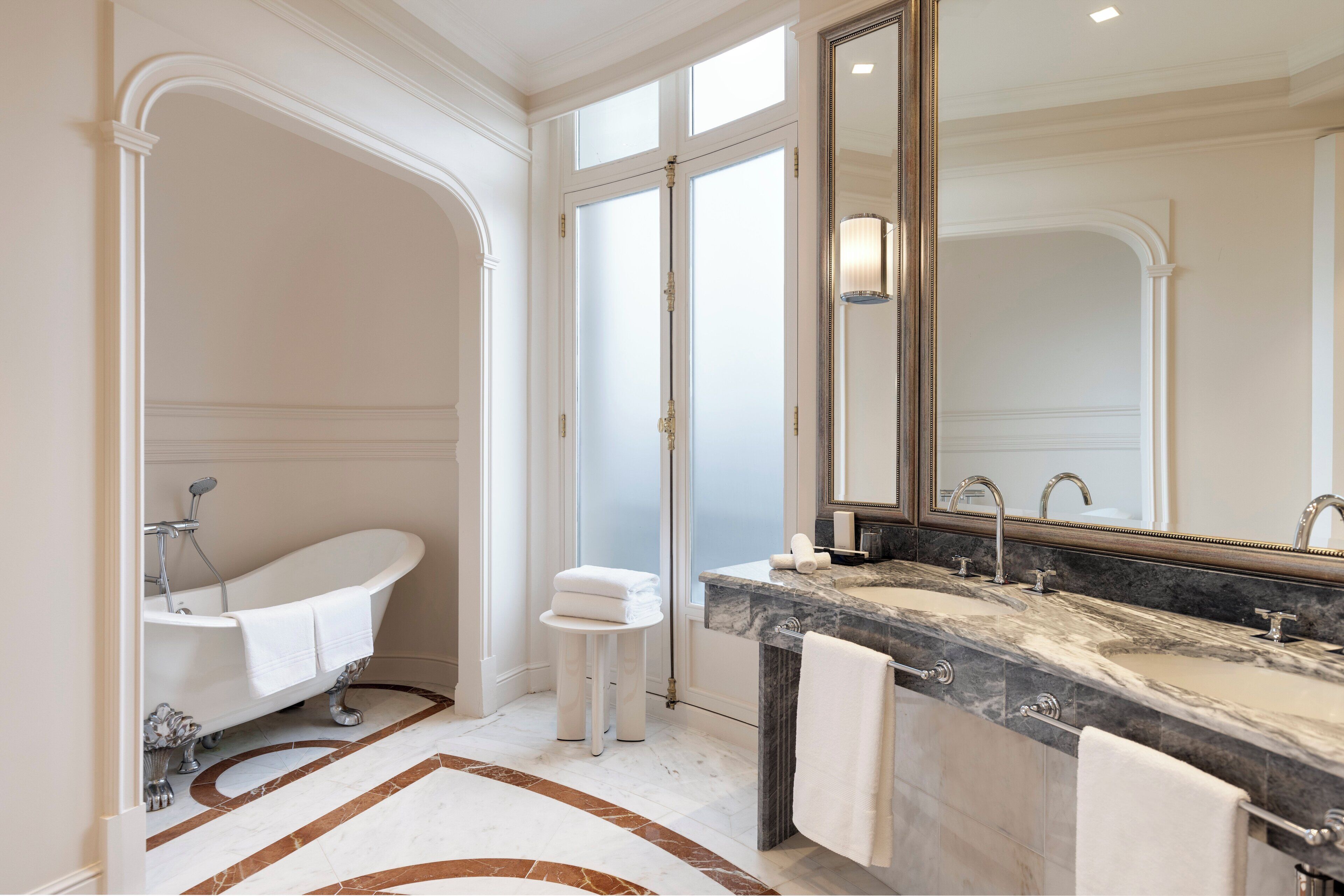 royal suite | bathroom | combined shower/bathtub, free toiletries, hair dryer, bathrobes