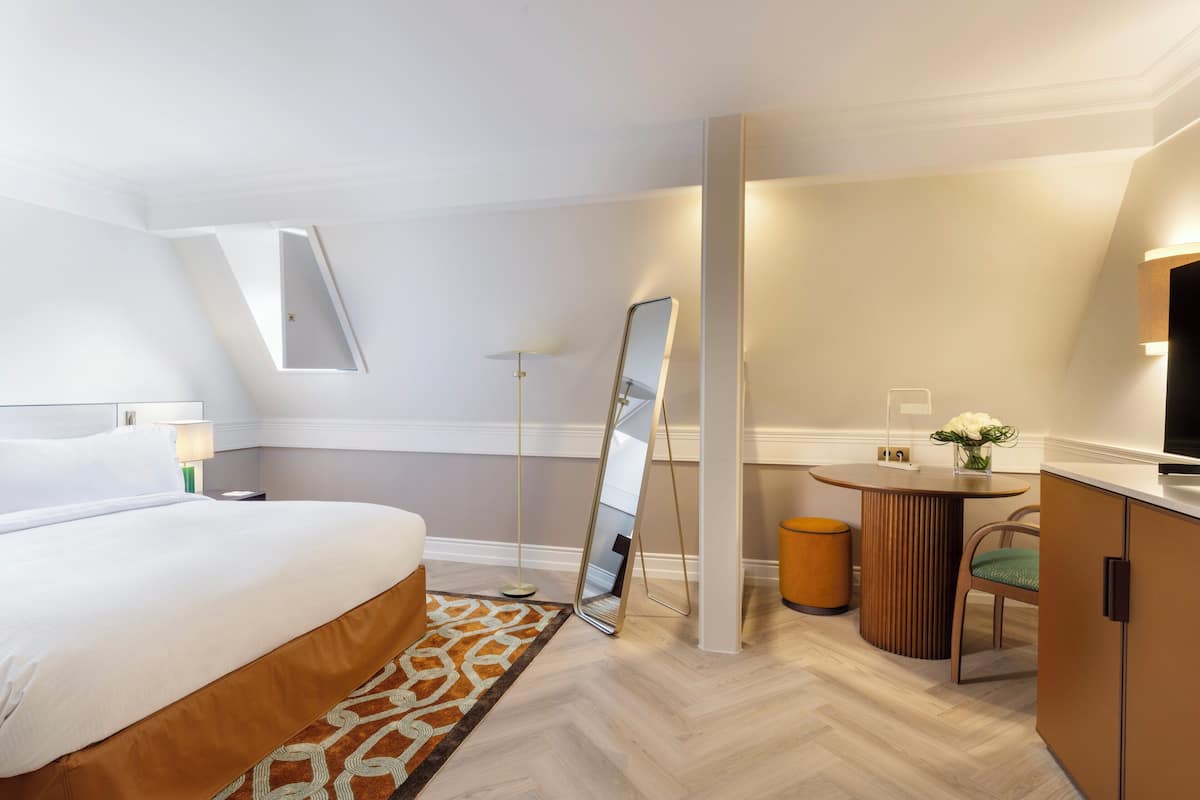 Rum - 1 queensize-säng (Cosy) | Allergitestade sängkläder, minibar och värdeförvaringsskåp på rummet