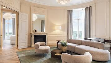 Royal suite, 1 kingsize bed | Hypoallergeen beddengoed, een minibar, een kluis op de kamer, een bureau