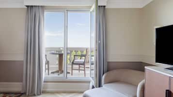 Premium Room, 1 Queen Bed (Furnished Balcony) | Hypo-allergenic bedding, minibar, in-room safe, desk
