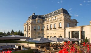 Terrace/patio - InterContinental Chantilly Chateau Mont Royal by IHG (La Chapelle-en-Serval)