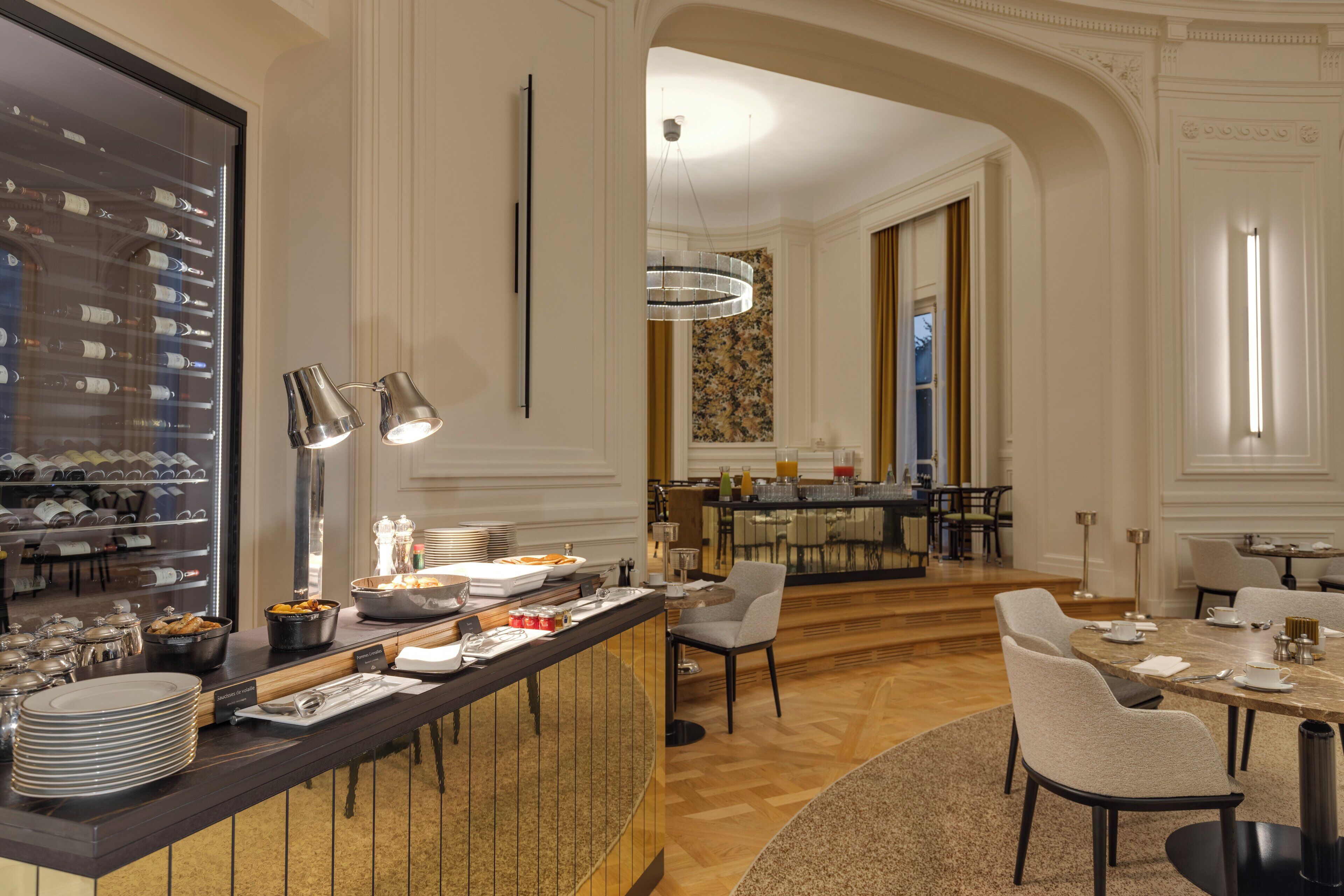 2 restaurants, breakfast served