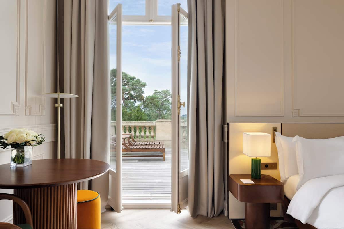 ห้องพรีเมียม, เตียงควีนไซส์ 1 เตียง, ระเบียง (Outdoor Terrace) | เครื่องนอนป้องกันสารก่อภูมิแพ้, มินิบาร์, ตู้นิรภัยในห้องพัก, โต๊ะทำงาน