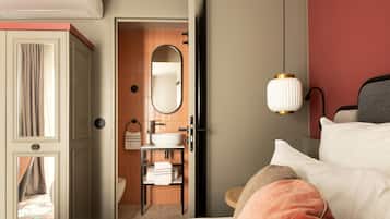 Tiny | Kamar mandi | Shower, perlengkapan mandi gratis, pengering rambut, dan handuk