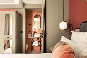 Tiny | Bathroom | Shower, free toiletries, hair dryer, towels - La Dépendance (Paris)