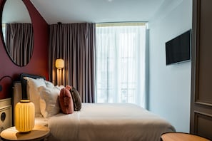 Superior tweepersoonskamer | Luxe beddengoed, een minibar, een kluis op de kamer, een bureau