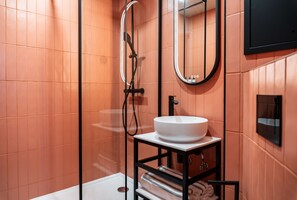 Cozy | Bathroom | Combined shower/tub, free toiletries, hair dryer, towels