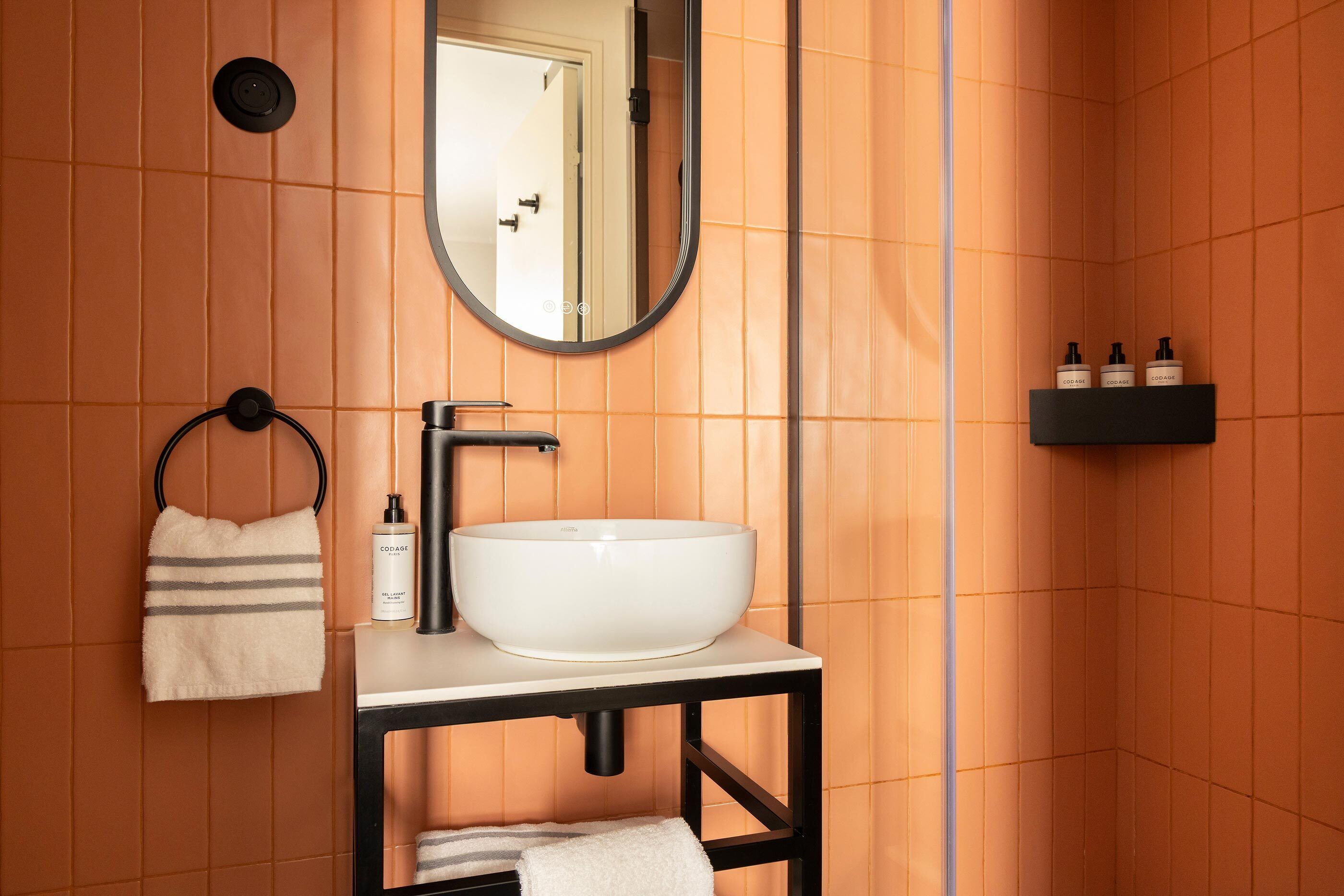 Tiny | Salle de bain | Douche, articles de toilette (gratuits), séchoir à cheveux