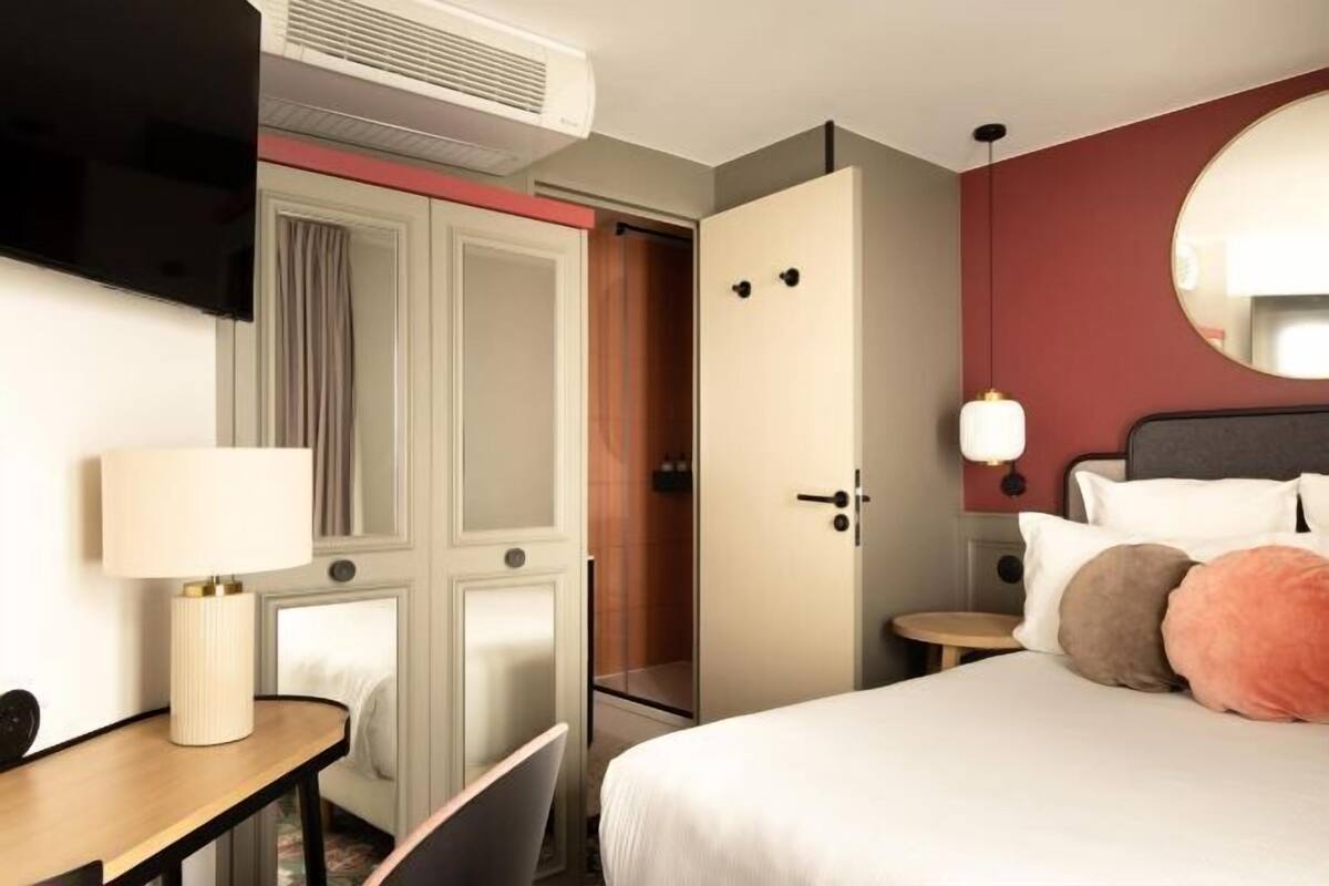 Sengetøy av topp kvalitet, minibar, safe på rommet og skrivebord