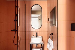 Cozy | Bathroom | Shower, free toiletries, hair dryer, towels - La Dépendance (Paris)